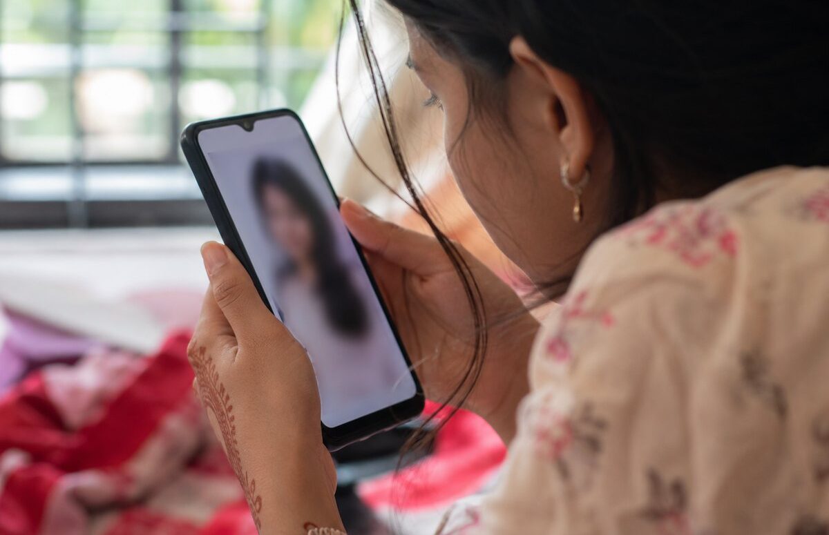 ফোনের পর্দায় ছবি যাচাই