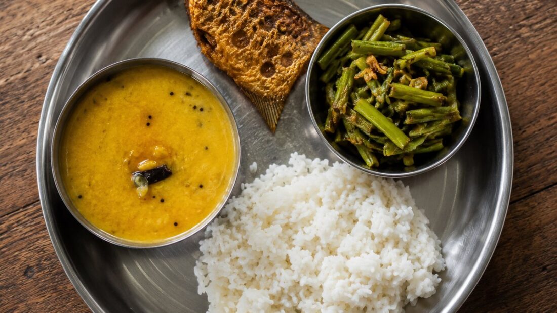 থালায় ভাত, ডাল, মাছ ও সবজি