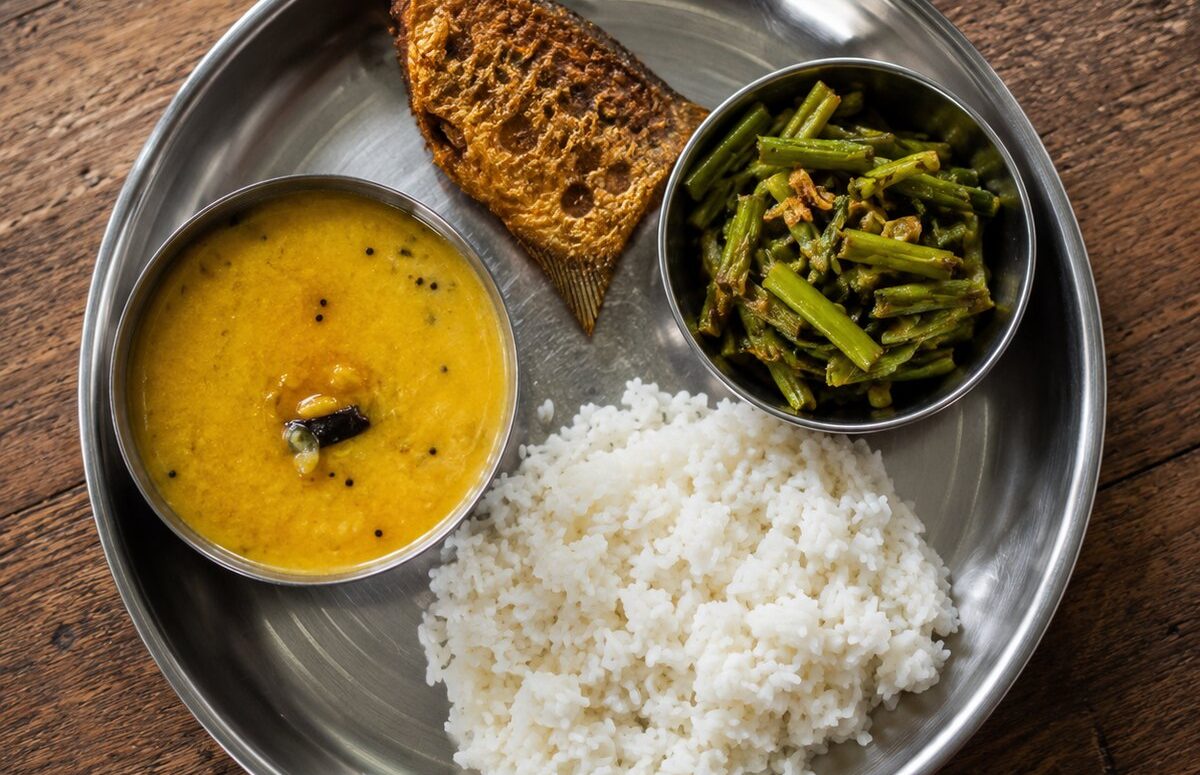 থালায় ভাত, ডাল, মাছ ও সবজি