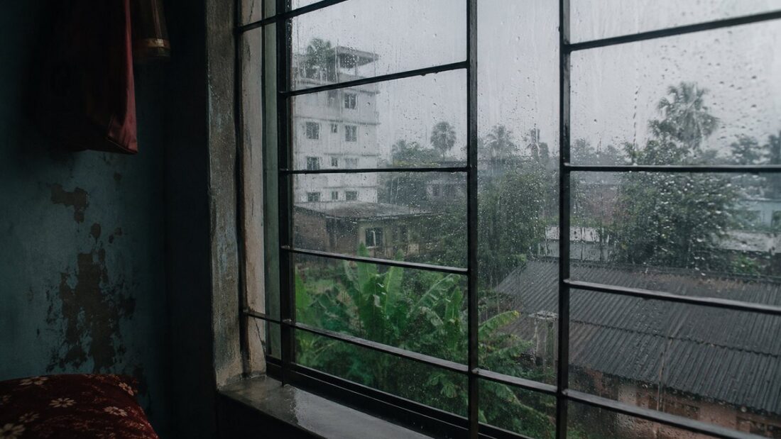 বর্ষায় ঘর স্যাঁতসেঁতে দূর করার উপায়