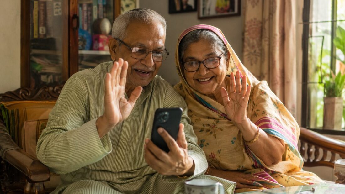 দূরে থেকেও বাবা-মায়ের সঙ্গে সম্পর্ক