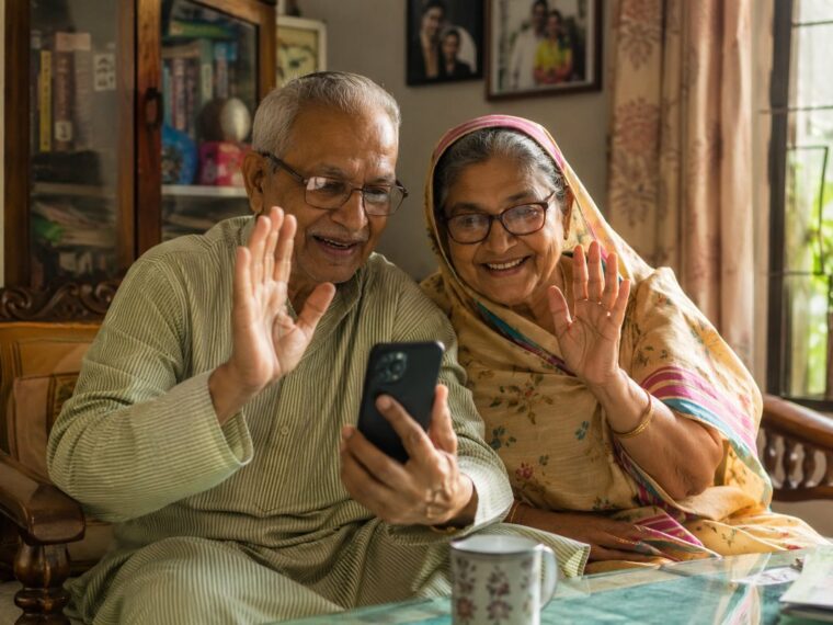 দূরে থেকেও বাবা-মায়ের সঙ্গে সম্পর্ক ভালো রাখবেন যেভাবে